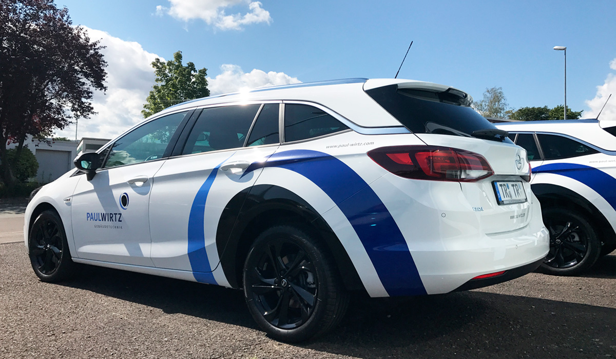 Wirtz - Fahrzeugbeschriftungen für Firmenwagen mit großem Logosegment am hinteren Radkasten